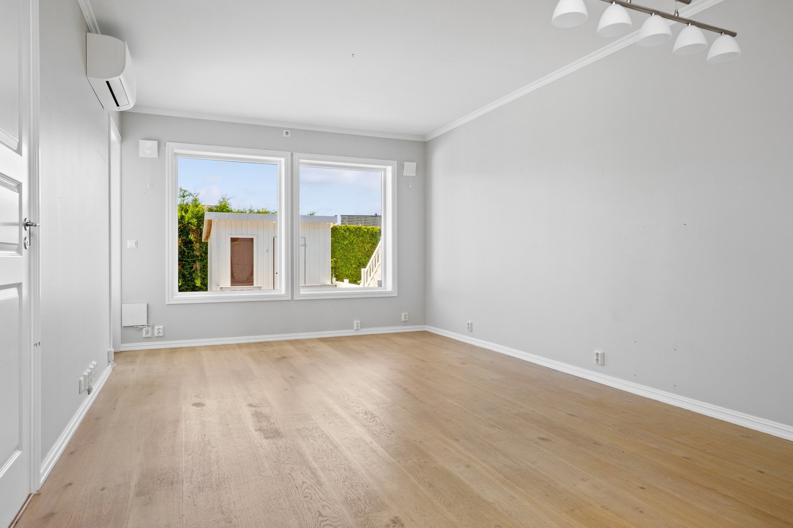 Stuen er et innbydende oppholdsrom, med godt lysinnslipp via to store vinduer i front. Galleribilde