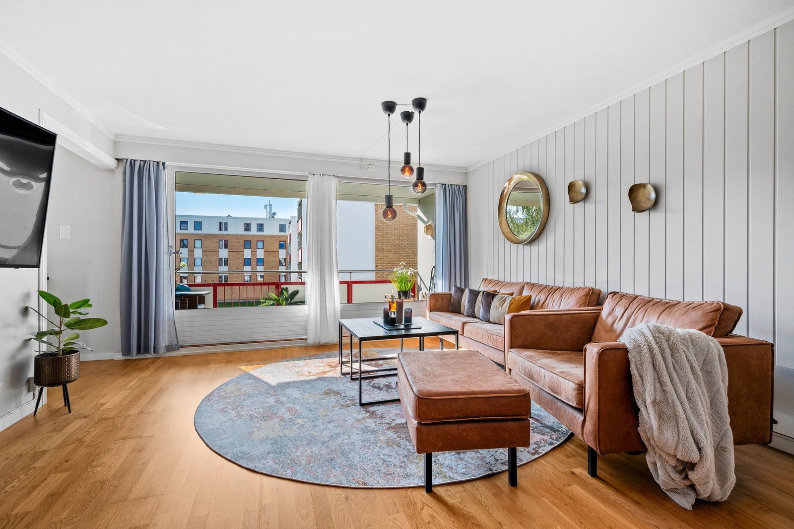 De store vindusflatene gir rikelig med naturlig lysinnslipp! Galleribilde