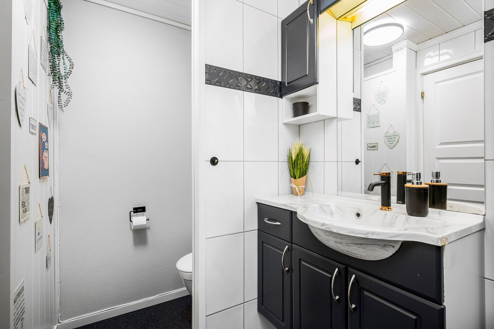 Det er utstyrt med servantskap, dusjhjørne, wc og naturlig avtrekk. Galleribilde