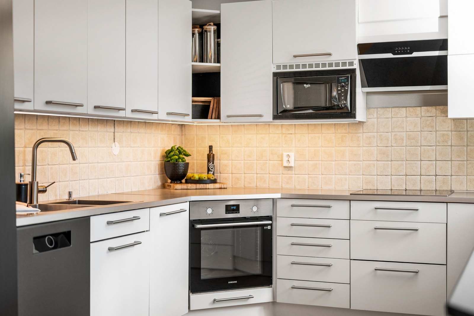 Her er det mye skap og benkeplass, det er også integrert stekovn, platetopp, oppvaskmaskin og mikroovn. Galleribilde