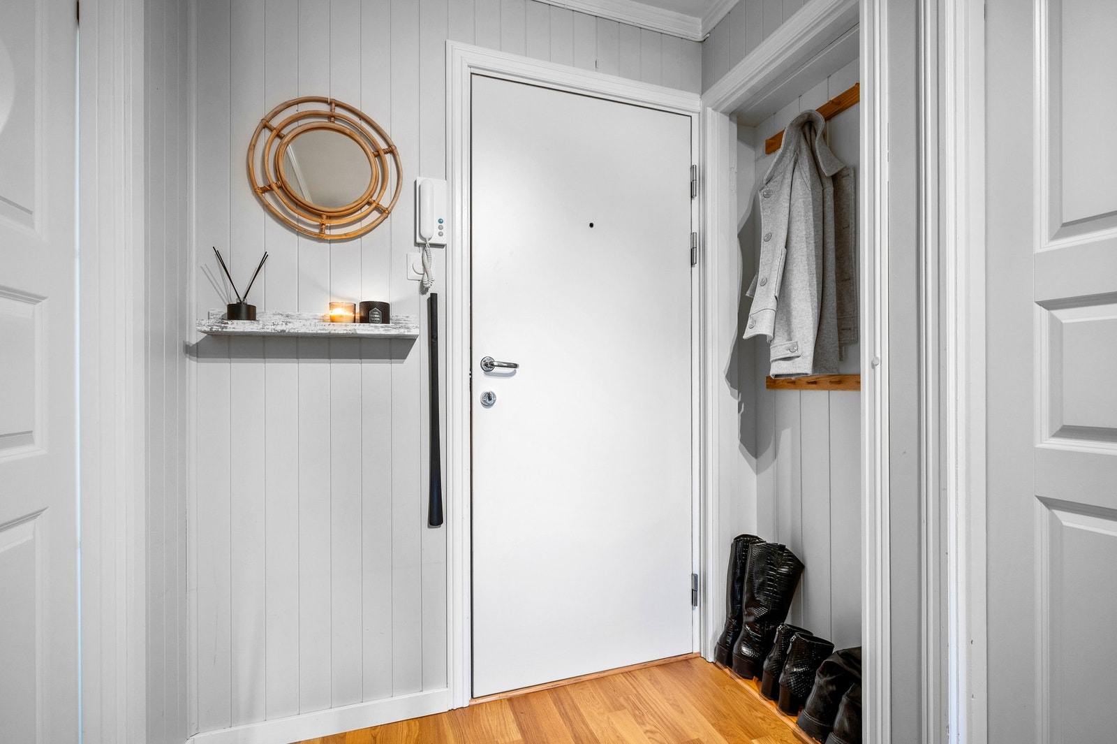 Det medfølger 3 boder med leiligheten, hvor en av de er rett utenfor inngangsdøren til leiligheten Galleribilde