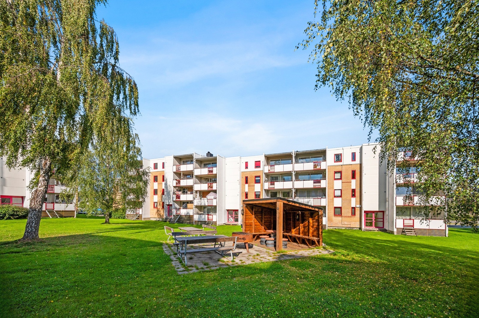 I nærområdet finner du velholdte uteområder med flere hyggelige sittegrupper og lekeplasser som skaper et trivelig bomiljø. Galleribilde