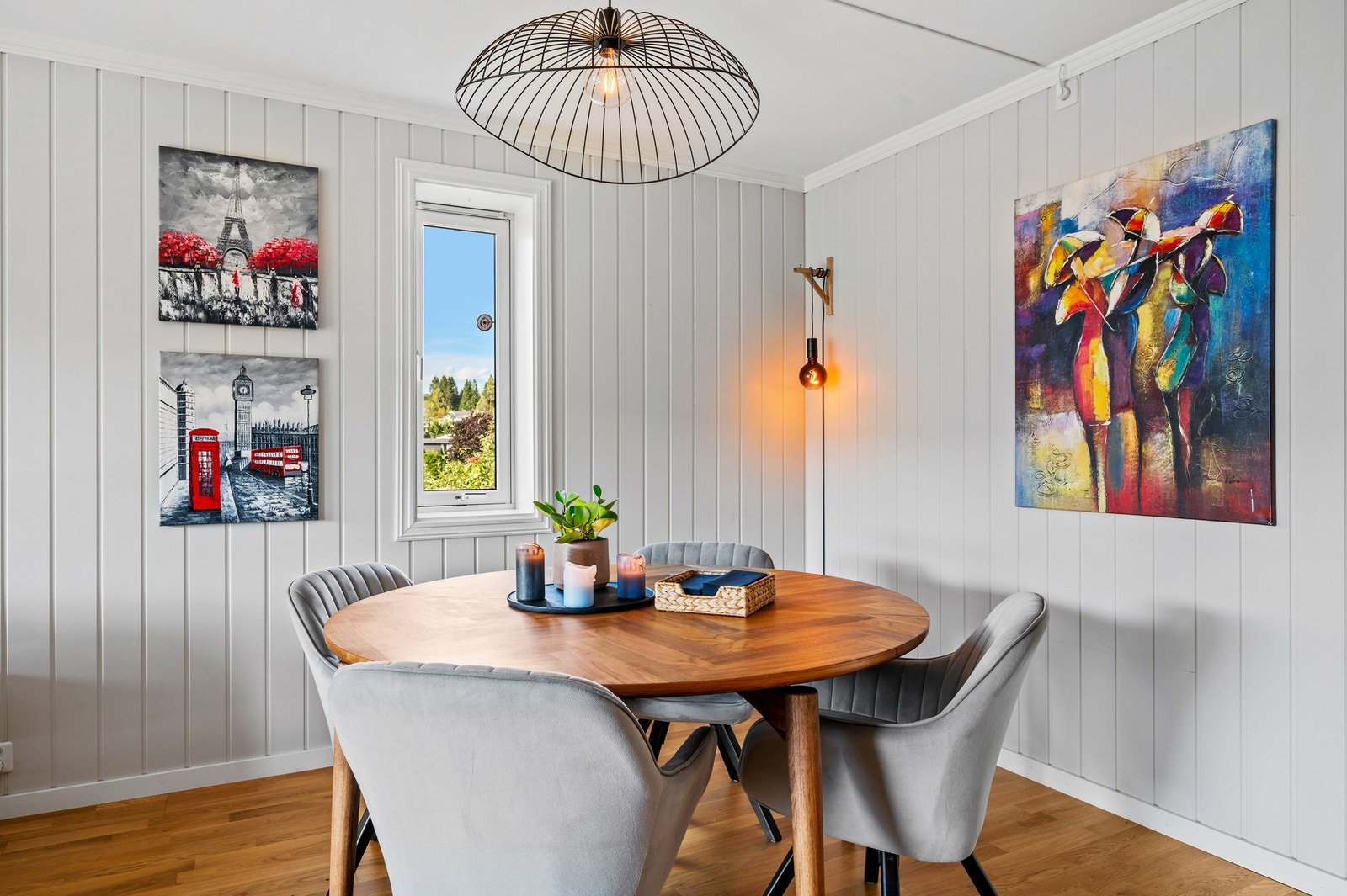 Her er det god plass til en større spisegruppe. Galleribilde