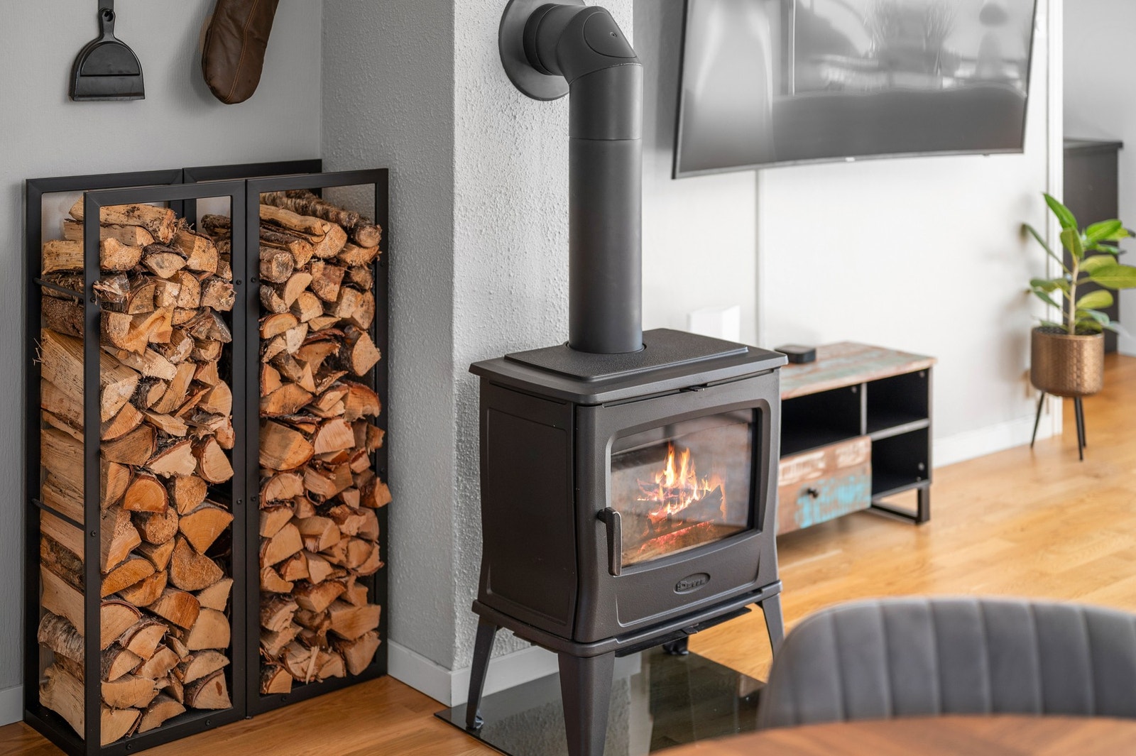 Boligen er elektrisk oppvarmet men har også vedfyring. Galleribilde