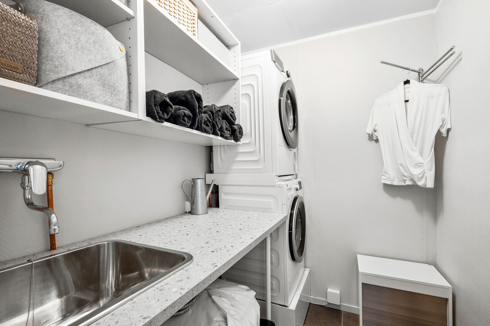 Praktisk vaskerom med plass for vaskemaskin og tørketrommel Galleribilde
