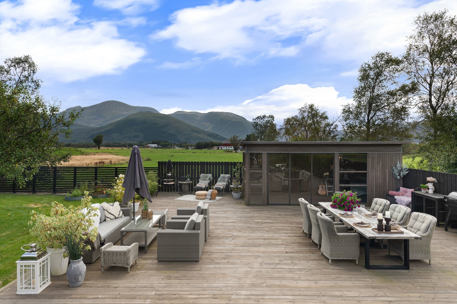 Eiendommen har en særdeles flott bakhage med terrasseareal på omtrent 200 kvm. Galleribilde