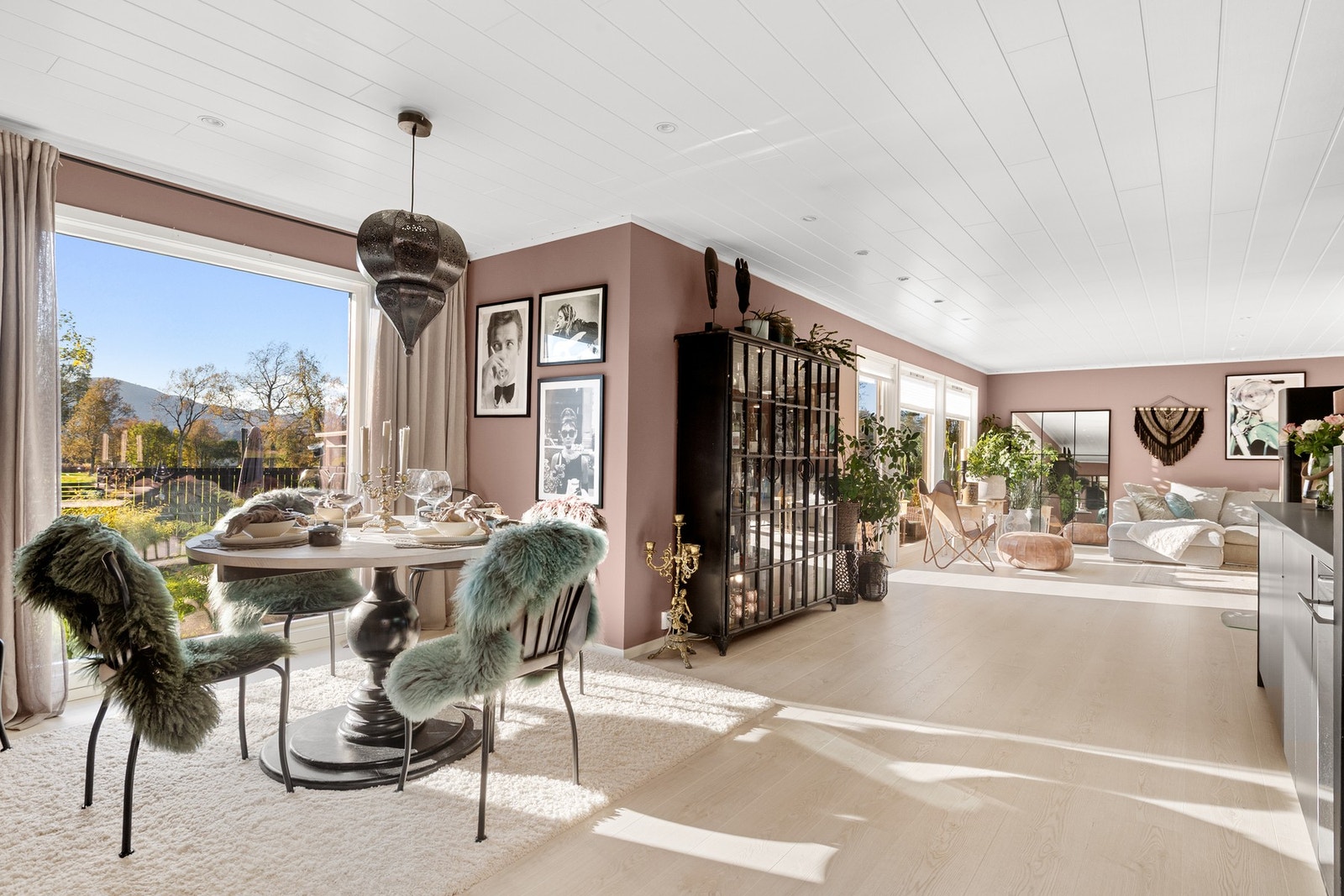 I 2021 ble store deler av boligens hovedetasje renovert i tidsriktige og flotte farger og materialvalg Galleribilde