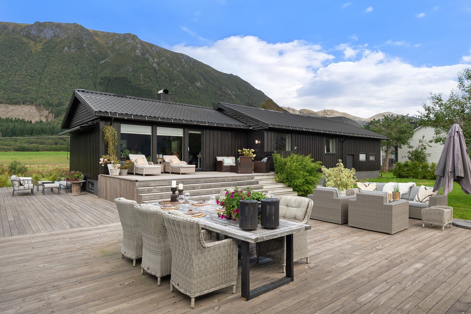 Uteareal har jevnt vært under oppgradering de siste år. Utvidet terrasse med direkte utgang fra stue med bred og stor trapp ned til platt. Galleribilde