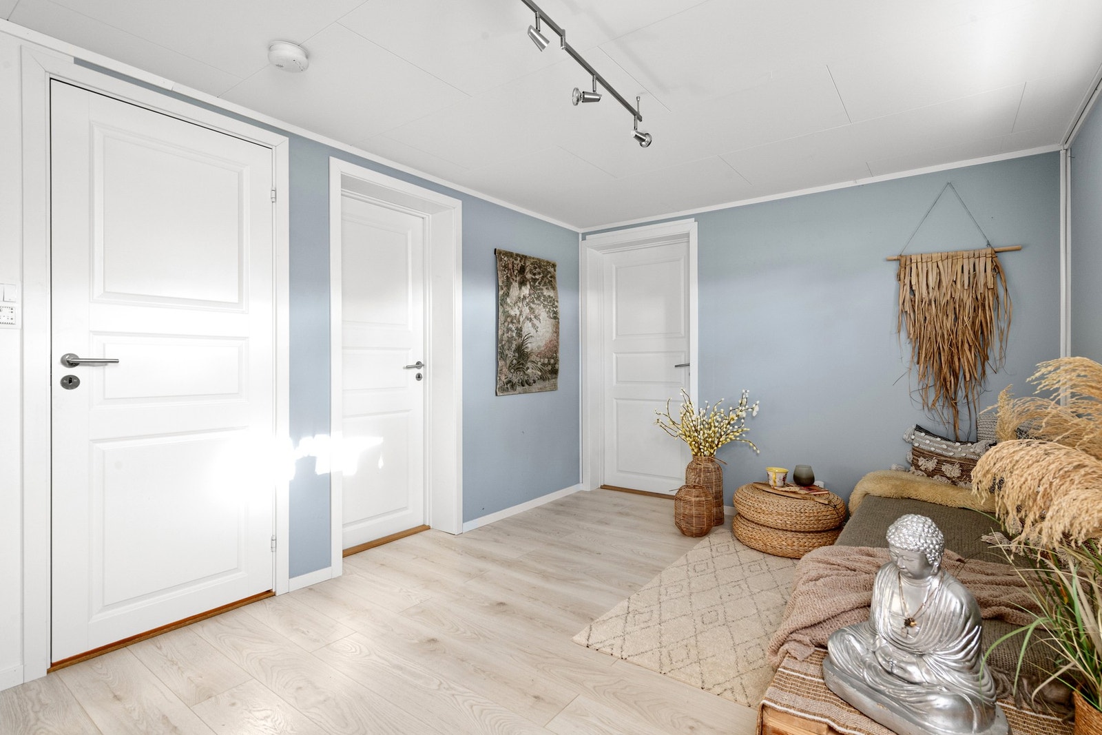 Boligen har gode lagringsmuligheter i underetasje Galleribilde