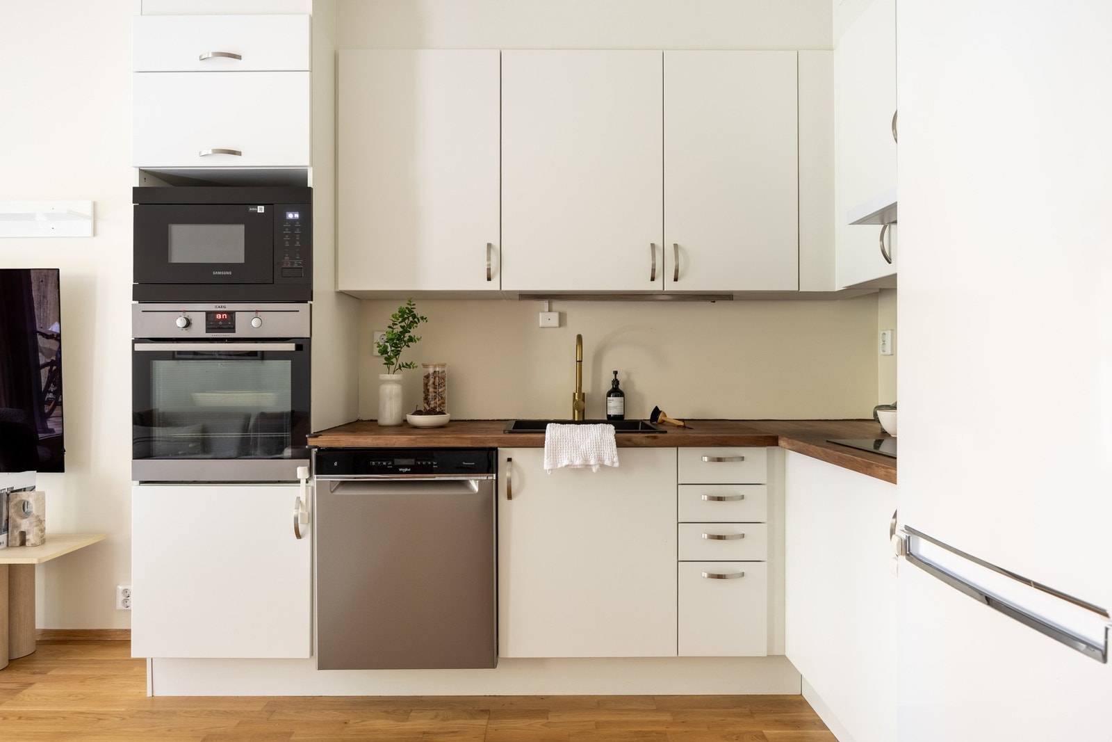 Innredningen er fra byggeår og har glatte fronter. Galleribilde