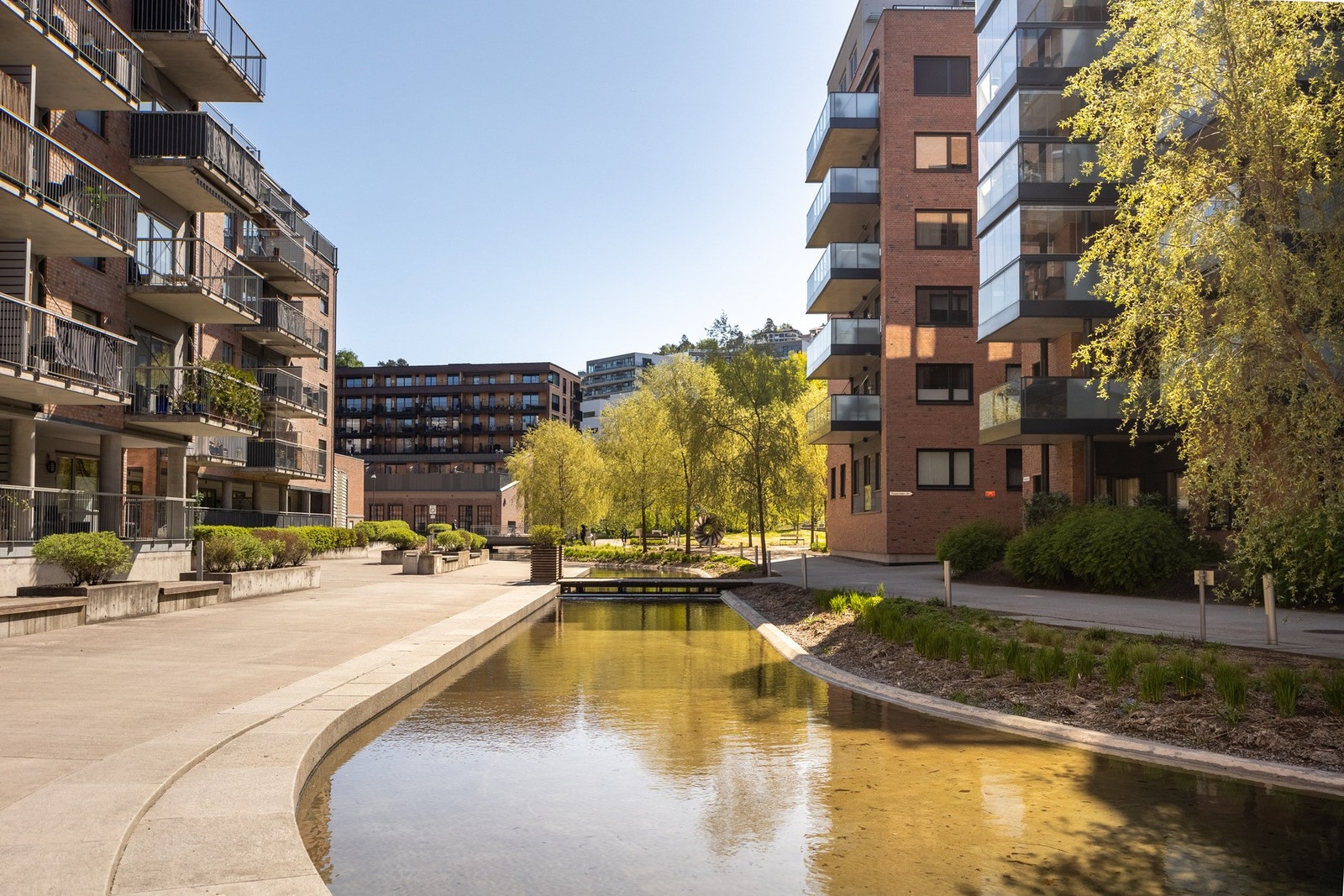 Det er etablert fine grøntområder med vannspeil, hyggelige møteplasser og torg i nærområdet. Galleribilde