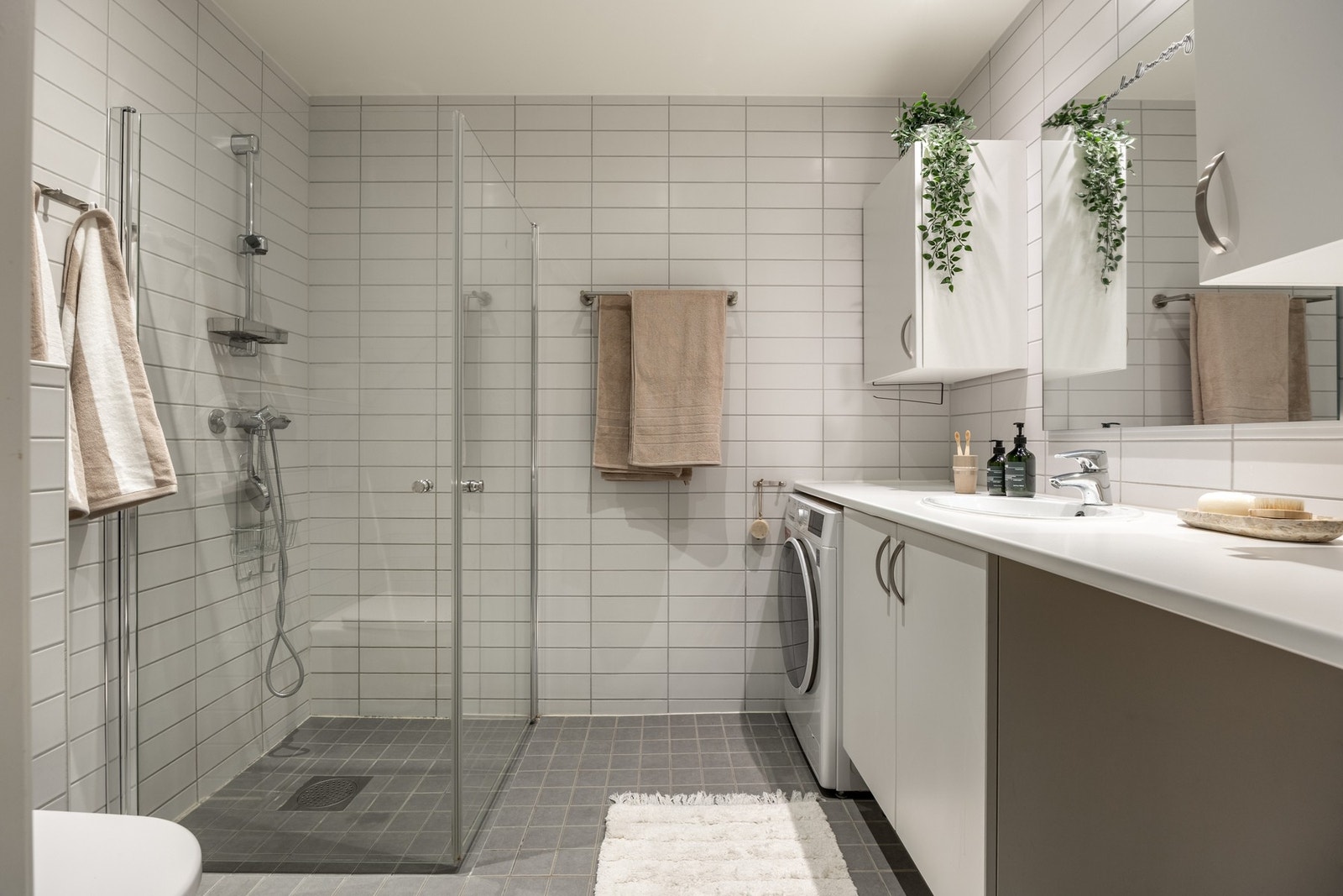 Videre har leiligheten et delikat helfliset bad. Galleribilde