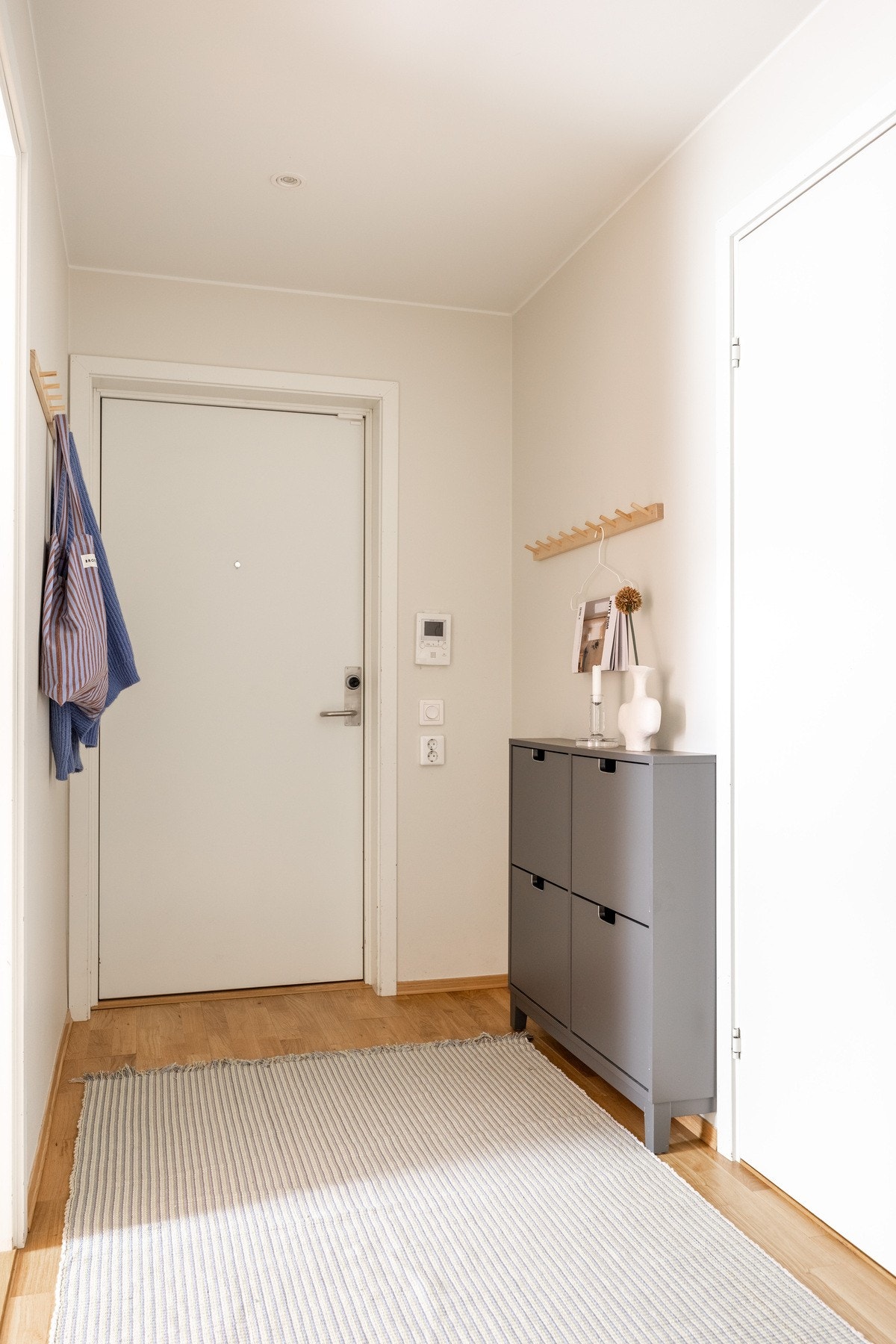 Adkomst til leilighet via felles trappeoppgang med calling. Galleribilde