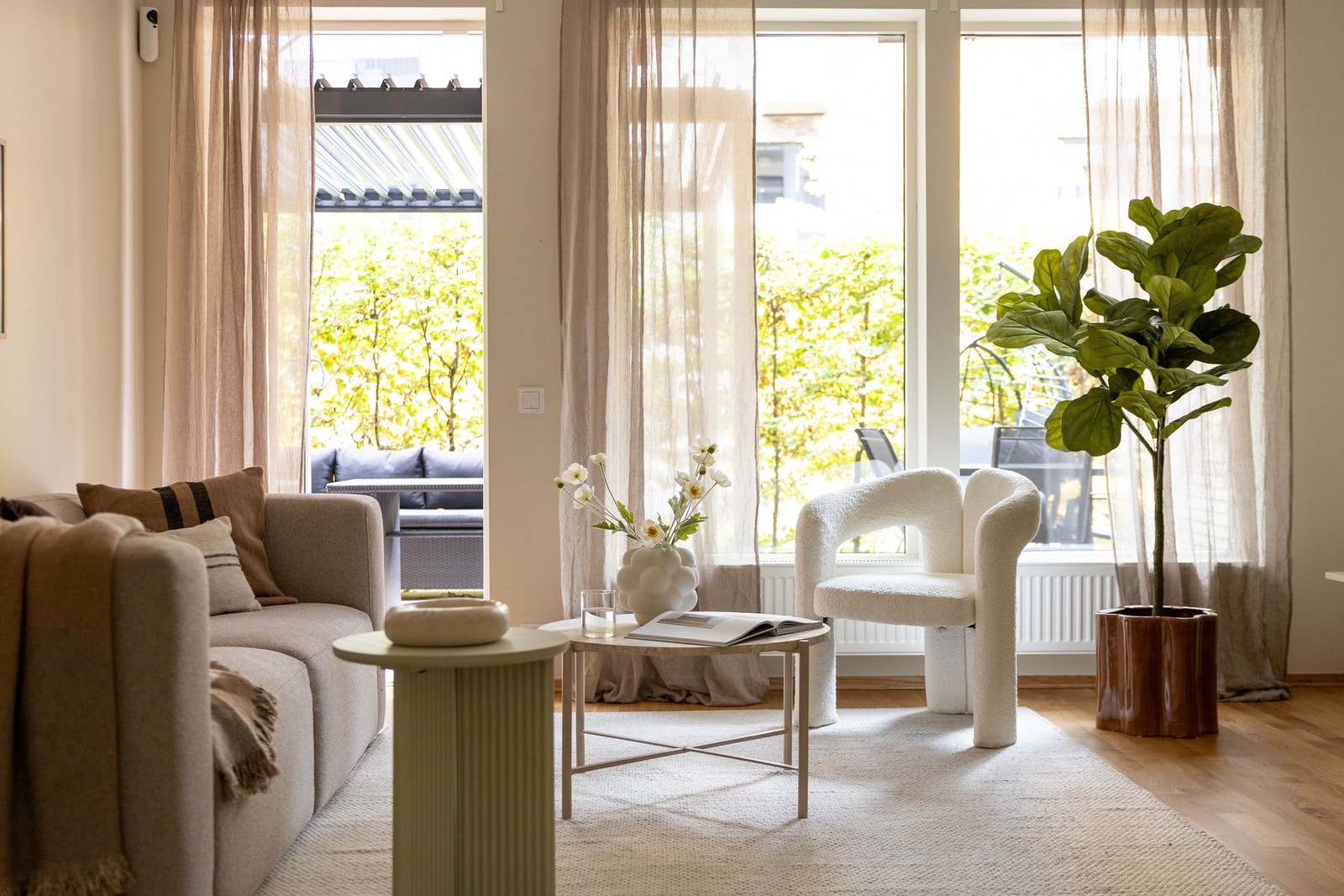 Leiligheten har også oppvarming via radiatorer, samt felles varmtvann. Dette faktureres og avregnes via felleskostnadene. Galleribilde