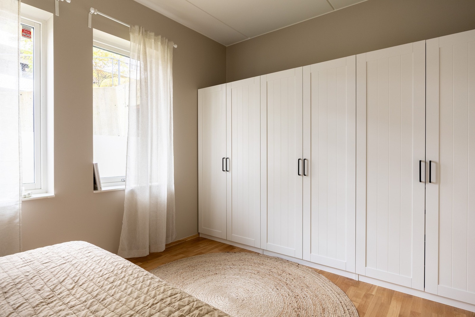 Det er rikelig med oppbevaringsplass i medfølgende garderobeløsning. Galleribilde