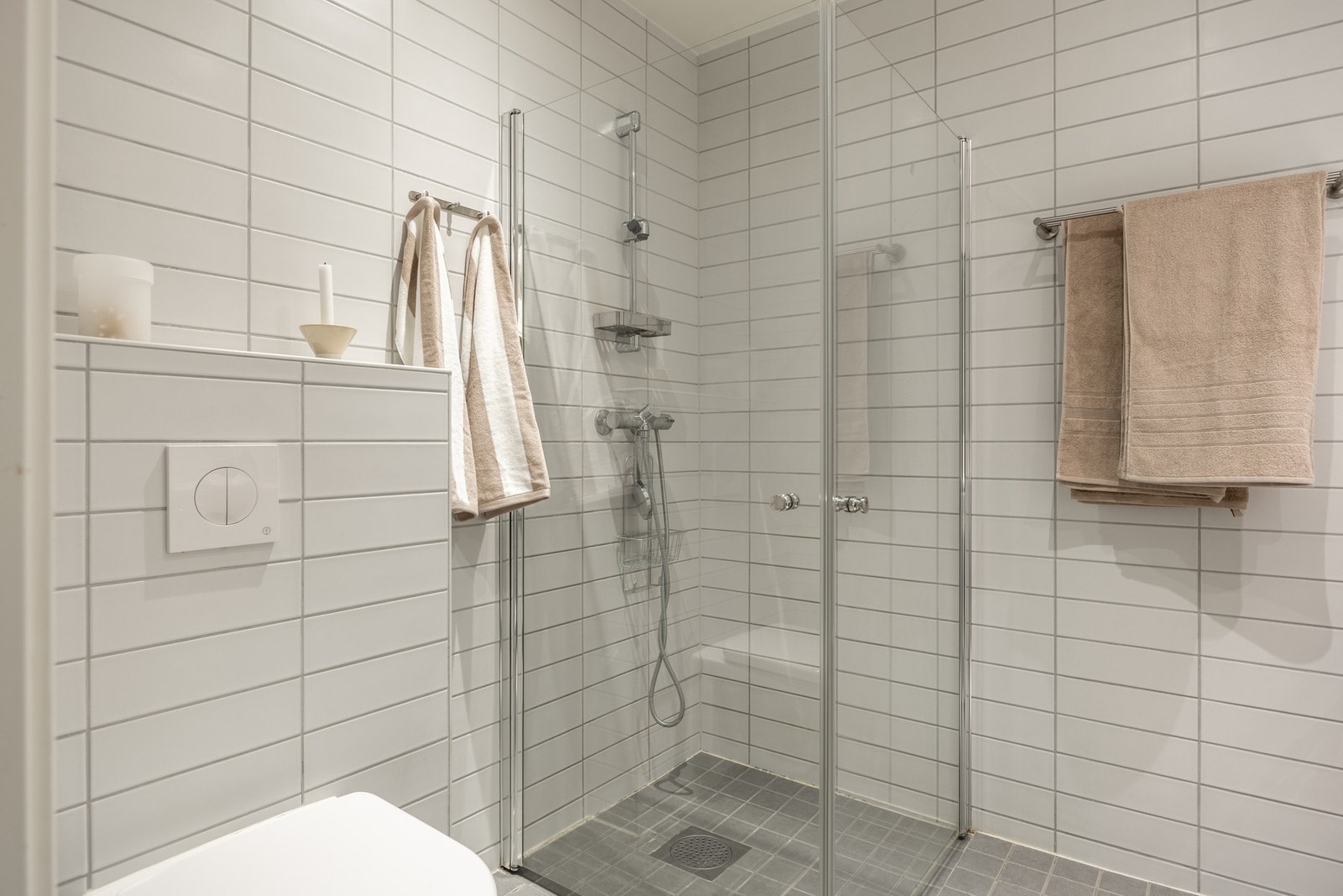 Romslig dusjhjørne. Det er varmekabler i gulvet. Galleribilde