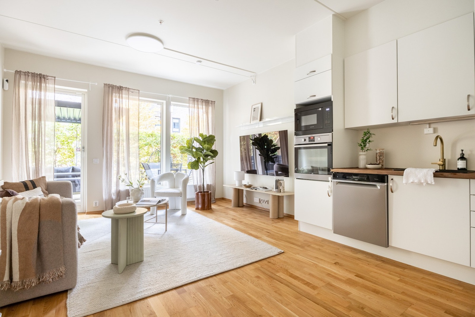 Den sosiale åpne løsningen mellom stuen og kjøkkenet skaper et praktisk allrom. Galleribilde