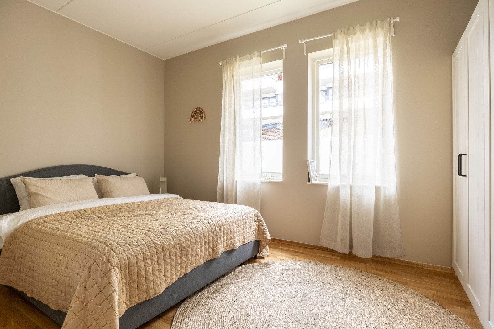 Leiligheten har to soverom. Hovedsoverommet er romslig med god plass til stor seng. Galleribilde