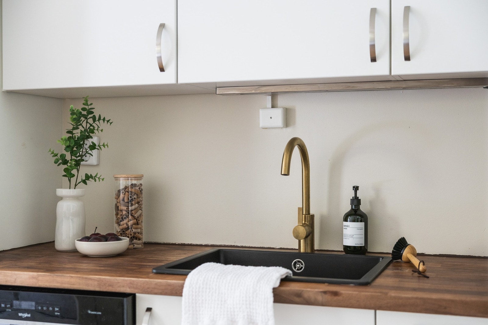 Det er en fin kombinasjon av skap- og benkeplass for både oppbevaring og matlaging. Galleribilde