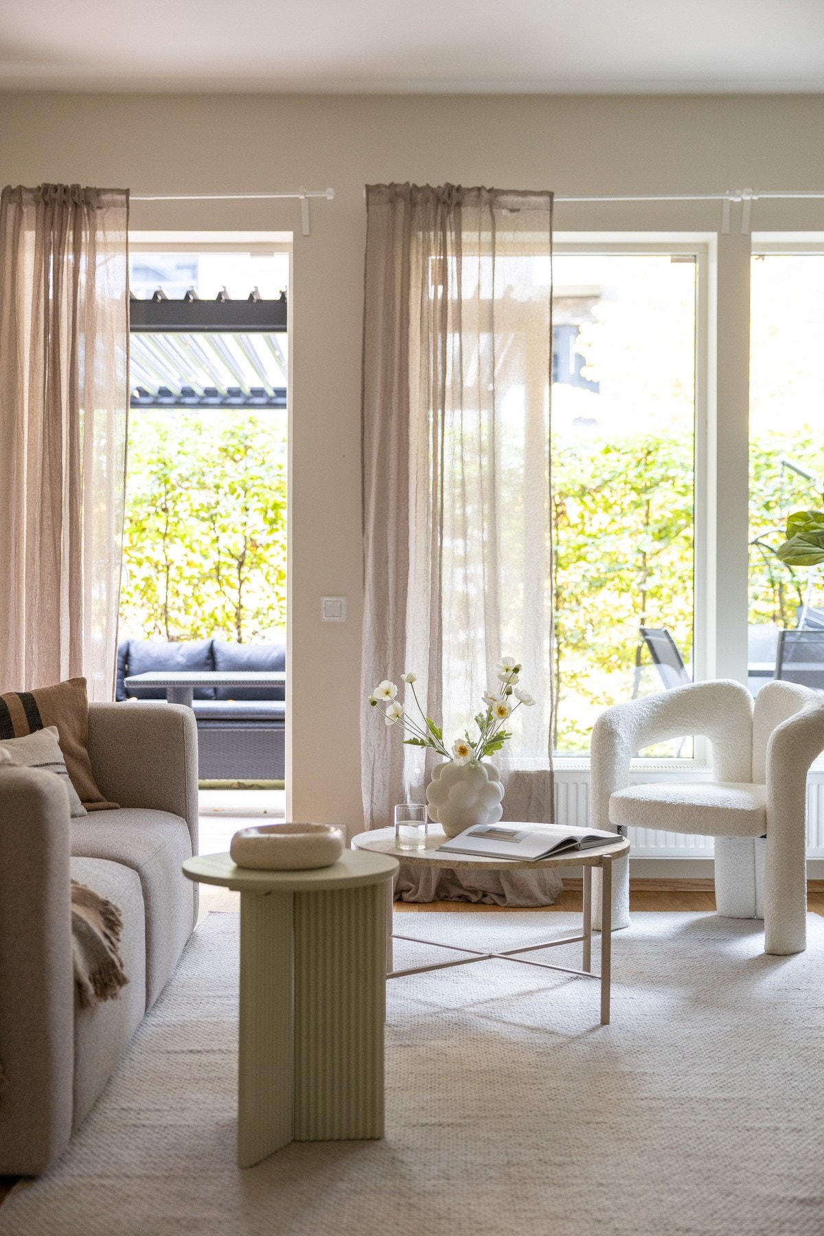 Store vindusflater slipper inn rikelig med naturlig lys. Galleribilde