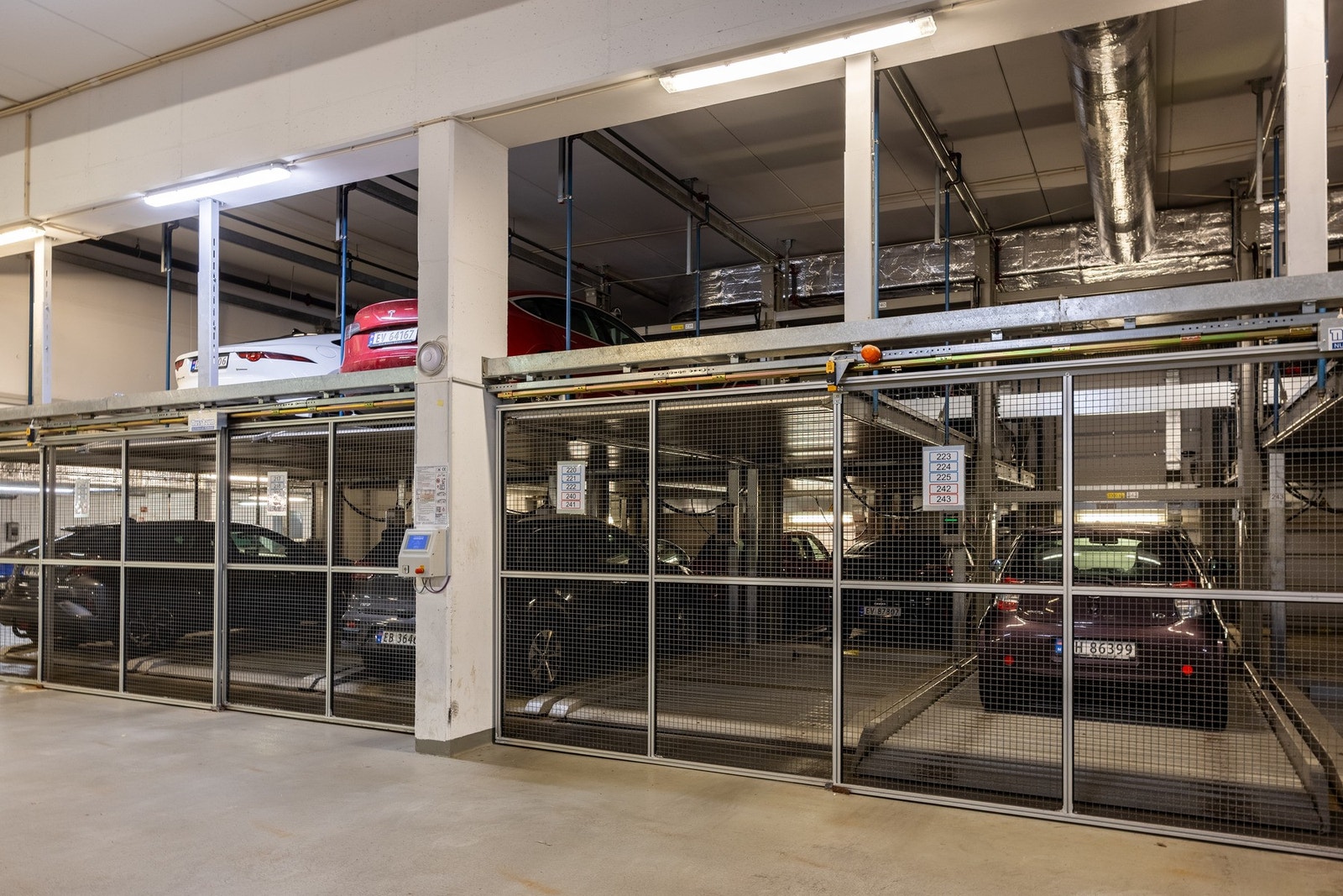 Med leiligheten følger parkeringsplass i felles garasjekjeller. Galleribilde