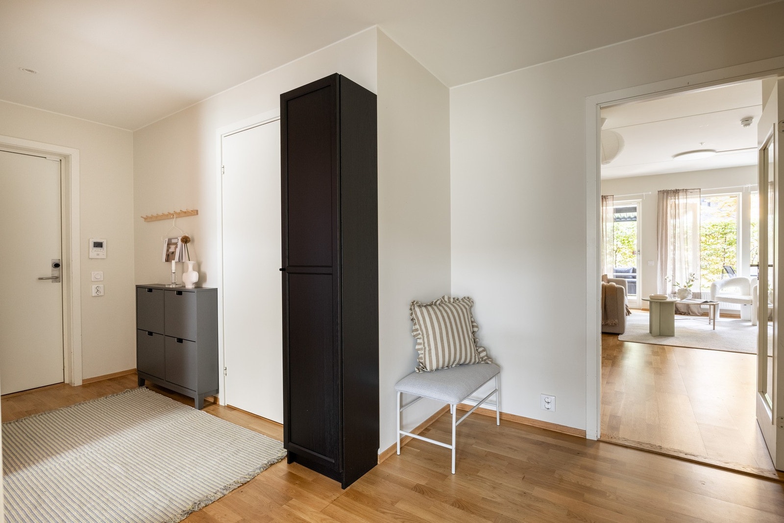 Innbydende og romslig inngangsparti med plass for oppbevaringsmøbler. Galleribilde