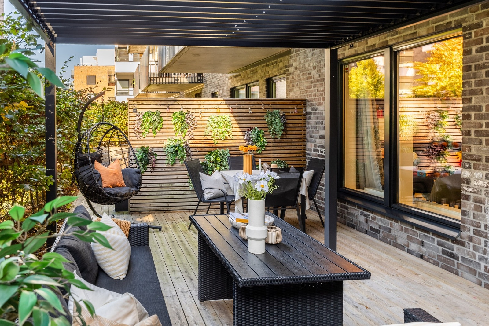 Det ble satt opp pergola i 2025, og terrassen har egen praktisk vannkran. Galleribilde