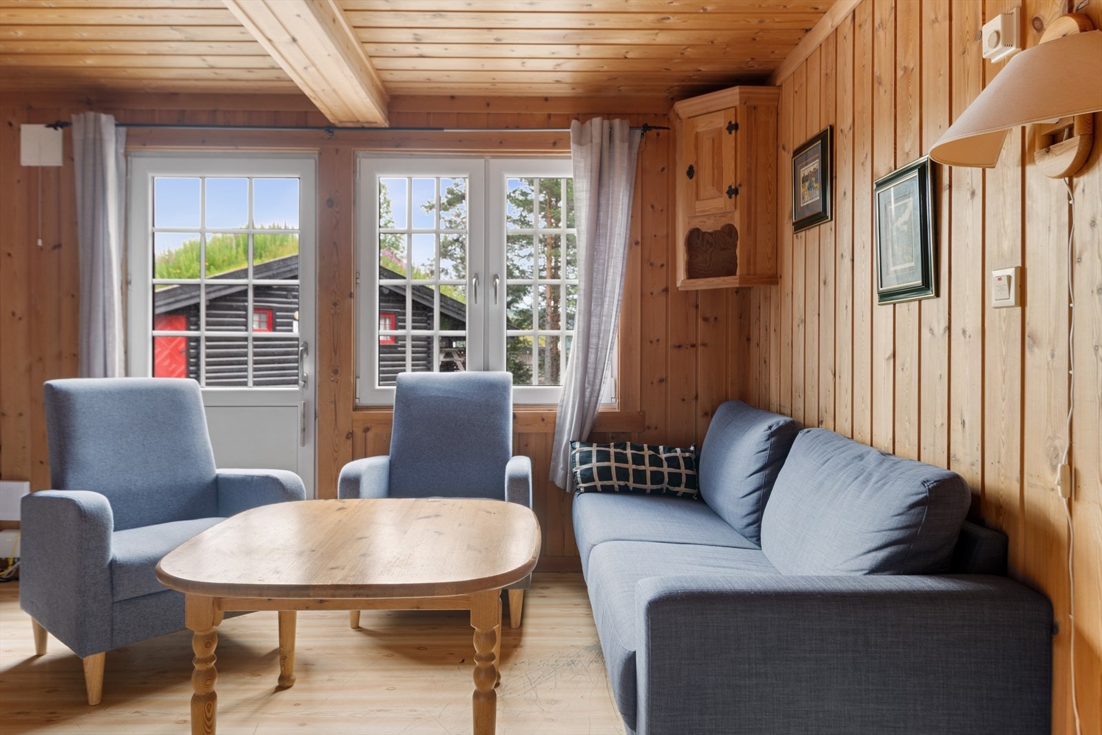 Lys og hyggelig stue med store vindusflater og utgang til terrasse. Galleribilde