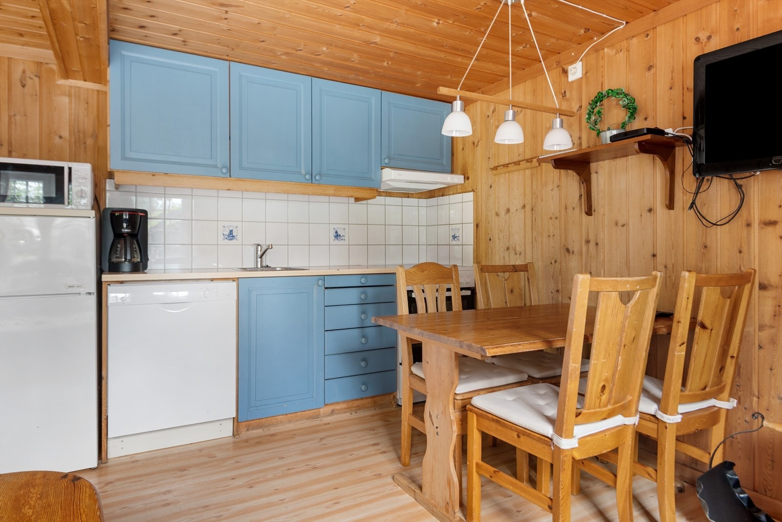 Kjøkken med åpen løsning mot stuen. Galleribilde