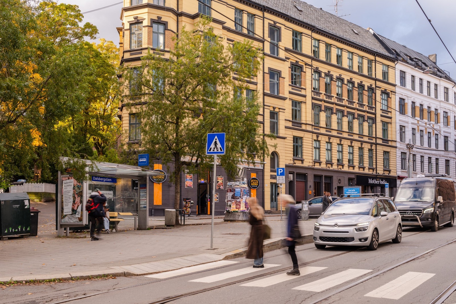 Kollektivstoppen Dalsbergstien ligger i umiddelbar nærhet. Her går både trikk 17 og 18 i tillegg buss til Oslo Lufthavn. Galleribilde
