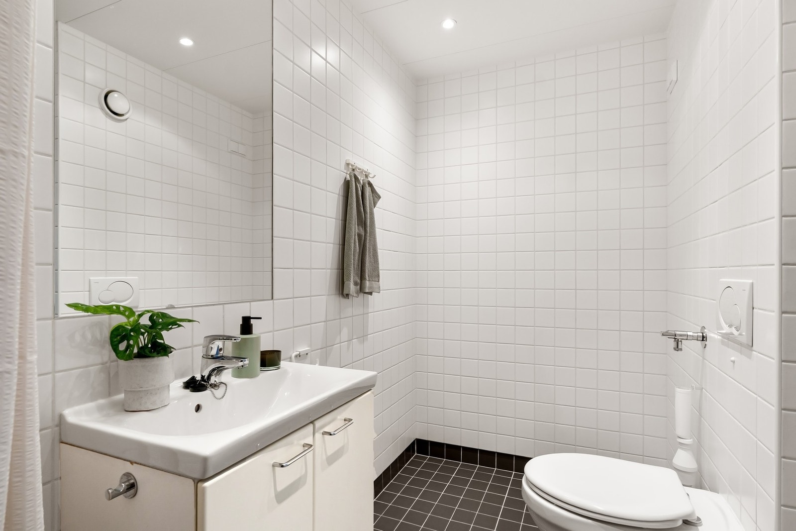 Pent flislagt bad fra 2007 med opplegg for vaskemaskin og stikkontakt for tørketrommel. Galleribilde