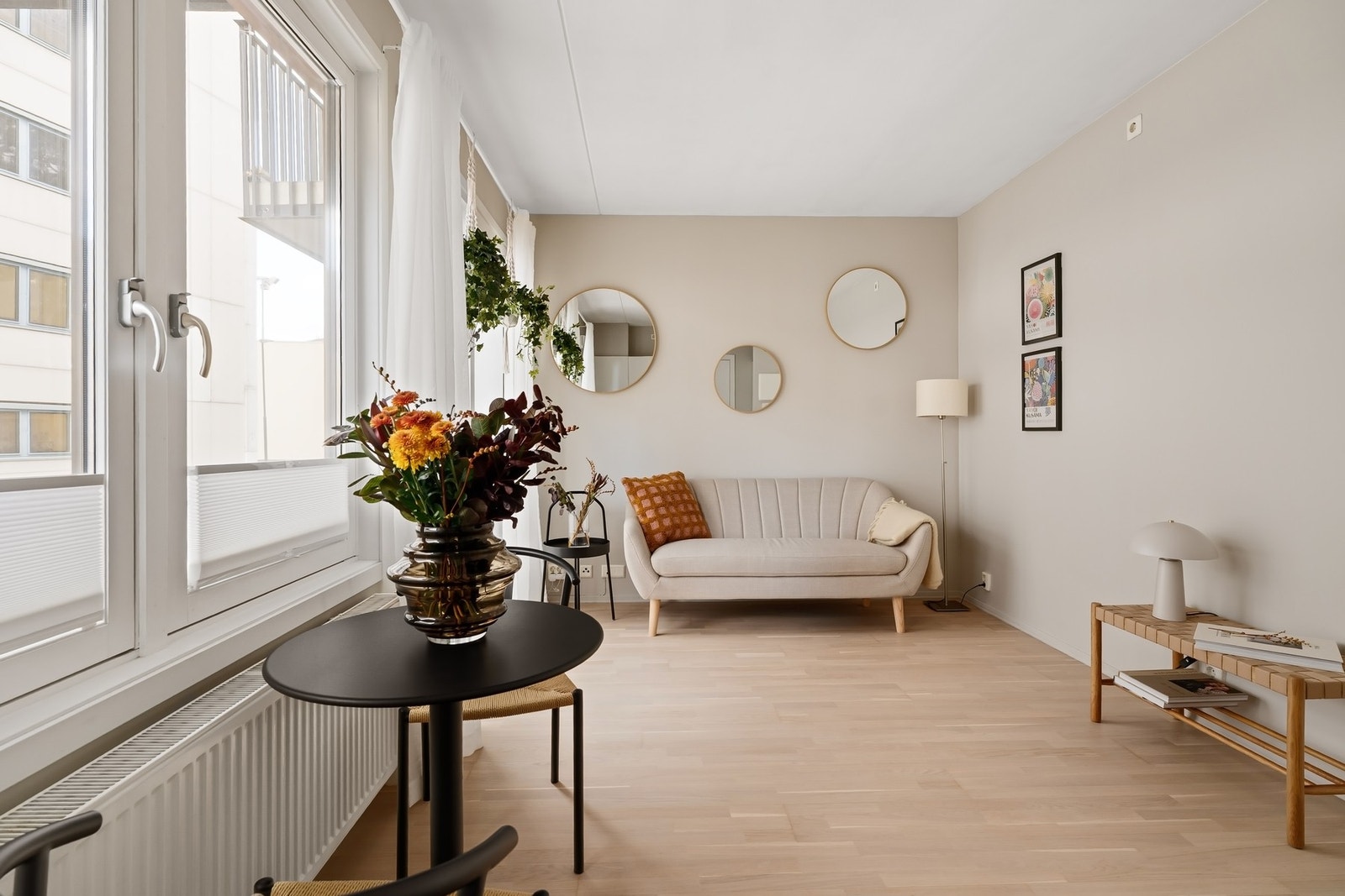 Lave felleskostnader på kr. 1 421,- pr. mnd. som inkluderer blant annet varmtvann, oppvarming (radiator), internett, samt diverse drift/vedlikehold av sameiet og bygården. Galleribilde