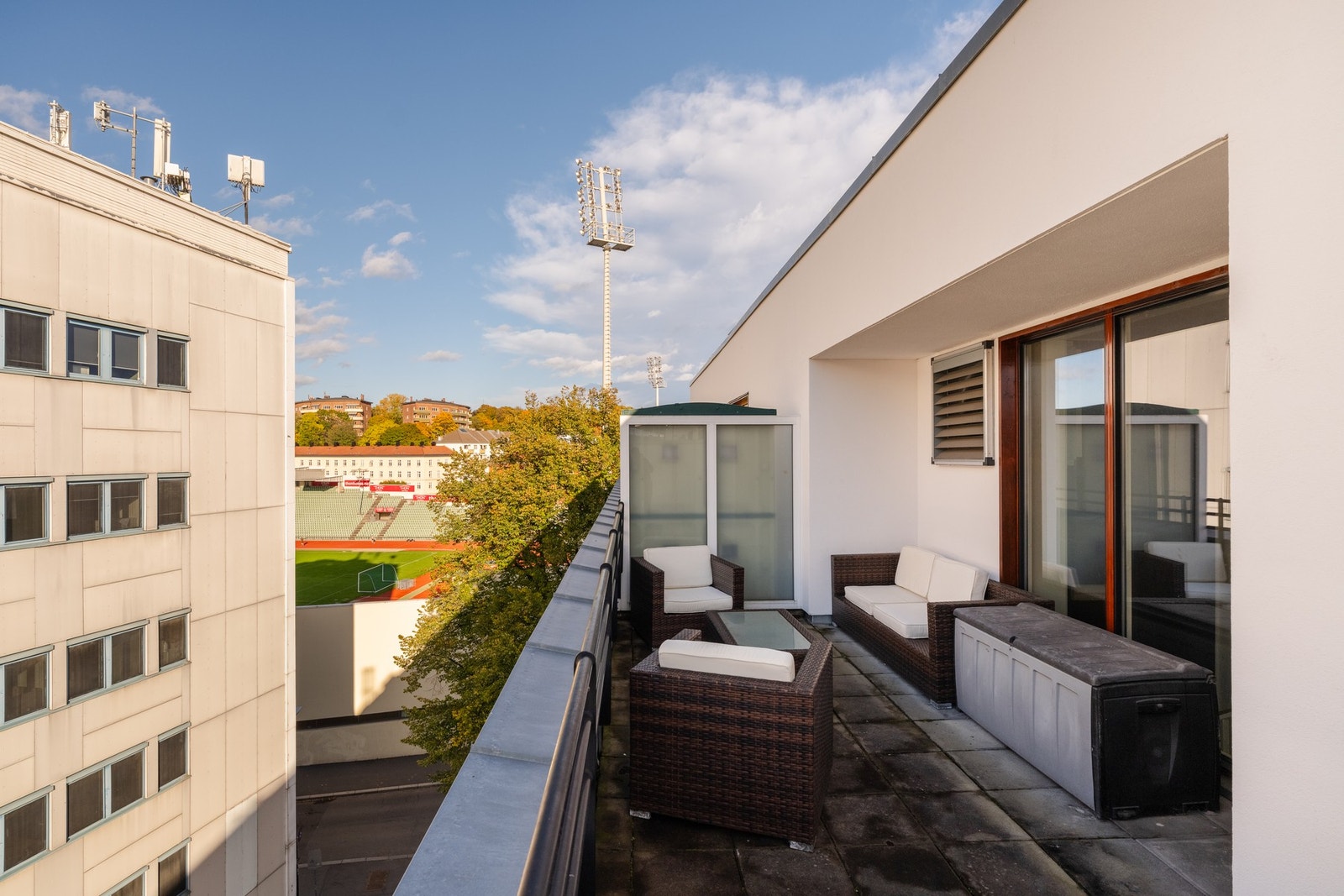 Eierseksjonssameiet Lille Bislett sto ferdig i 2007 og byr på mange fasiliteter som flere felles takterrasser og et stort indre grøntområde. Galleribilde