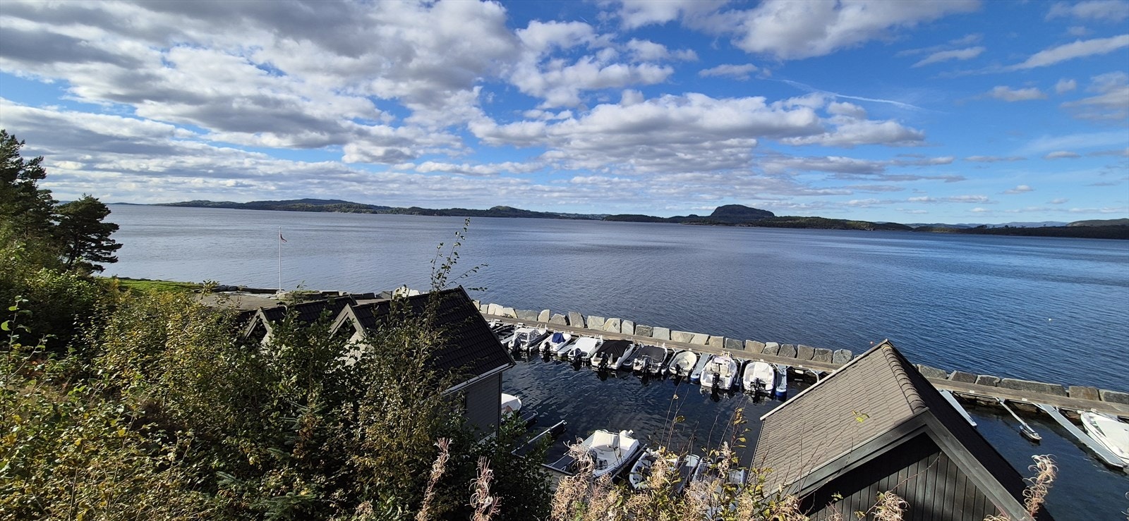 Det er kort vei ned til sjøen med gode mulighter for bading og båtliv, fiske og vannsport. Galleribilde