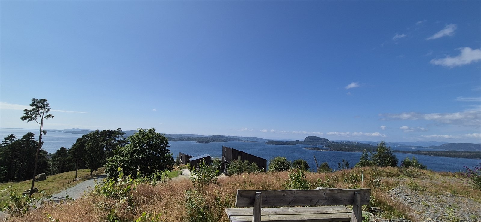 Fra tomten har man nydelig panoramautsikt og fantastiske solforhold hele året Galleribilde