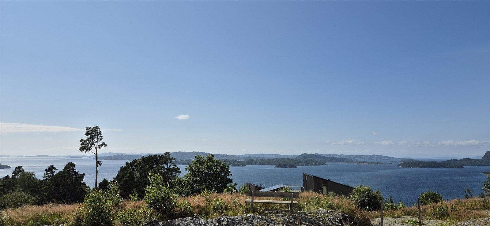 Tomten ligger skjermet og fint med luftige omgivelser, og det er flotte turområder like utenfor hyttedøra. Galleribilde