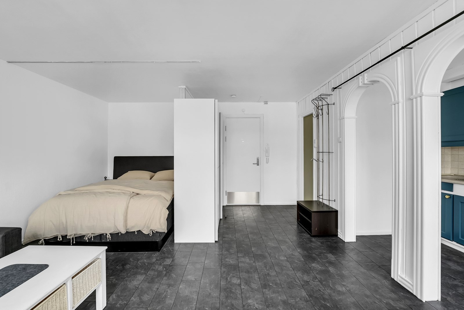 Sovealkove med plass til dobbeltseng og nattbord Galleribilde