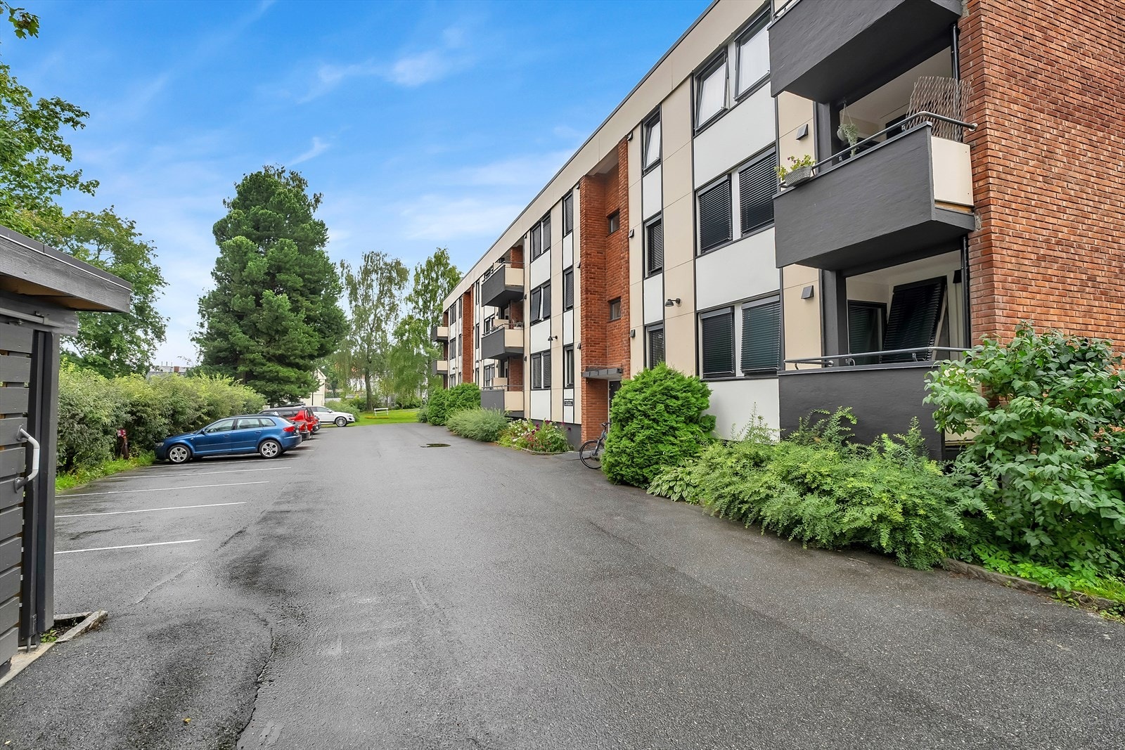 Her har du busstopp rett utenfor blokka og kort vei til butikker, sentrum, NTNU, fagskolen og andre bymessige fasiliteter. Galleribilde