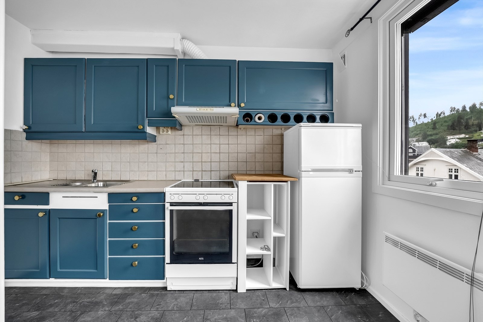 Frittstående hvitevarer som komfyr og kjøleskap medfølger. Galleribilde