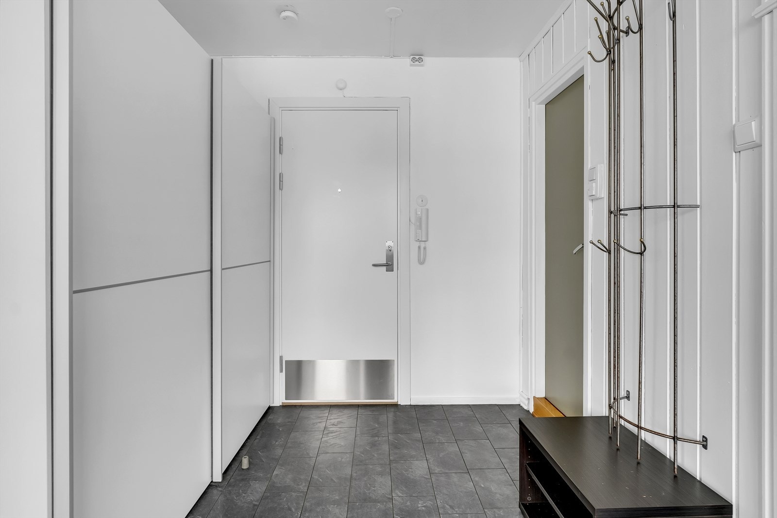 Entre med garderobeløsning - God plass til å henge fra seg yttertøyet Galleribilde