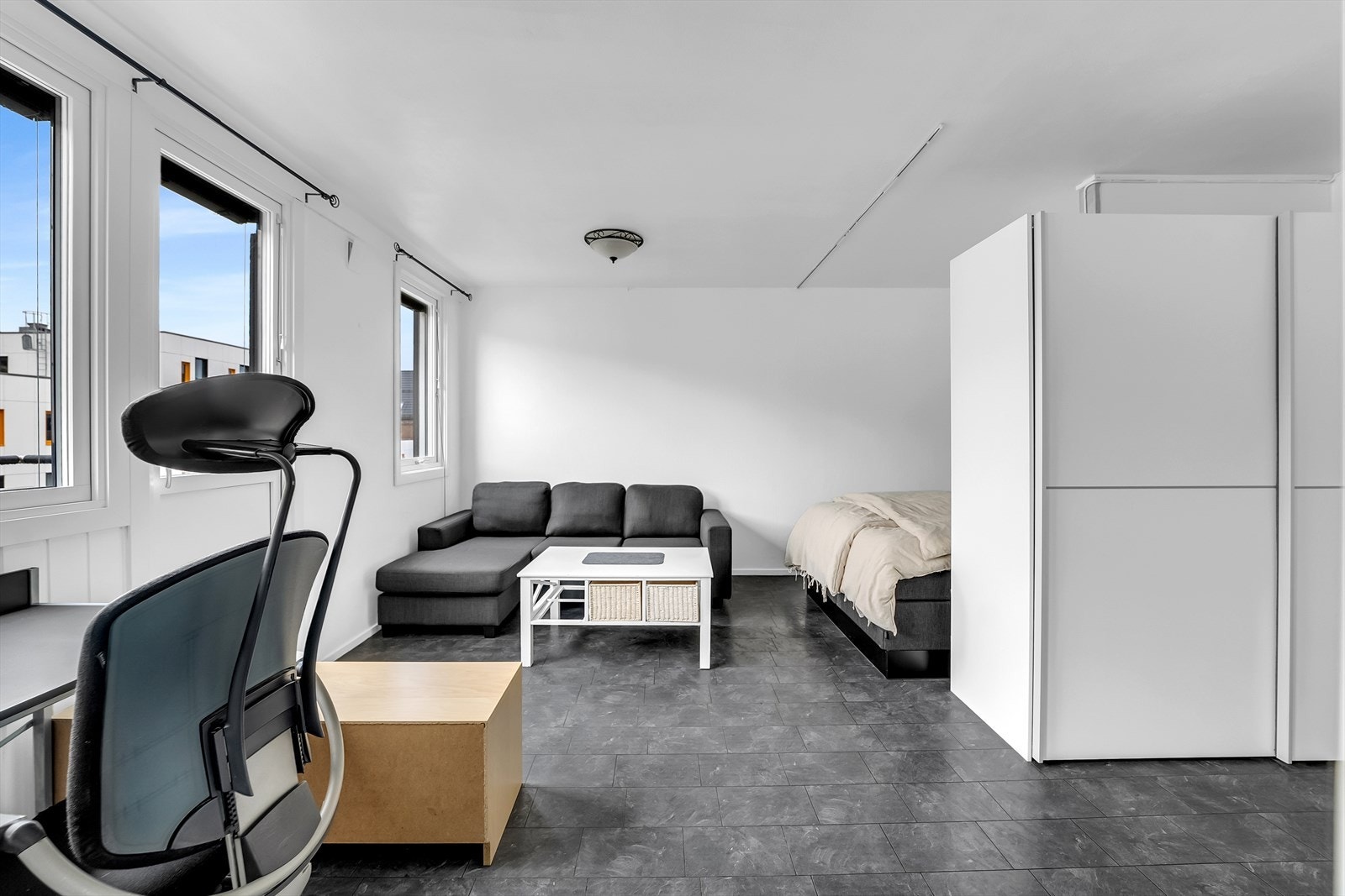 Oppholdsrommet har en L-formet løsning med sovealkove Galleribilde