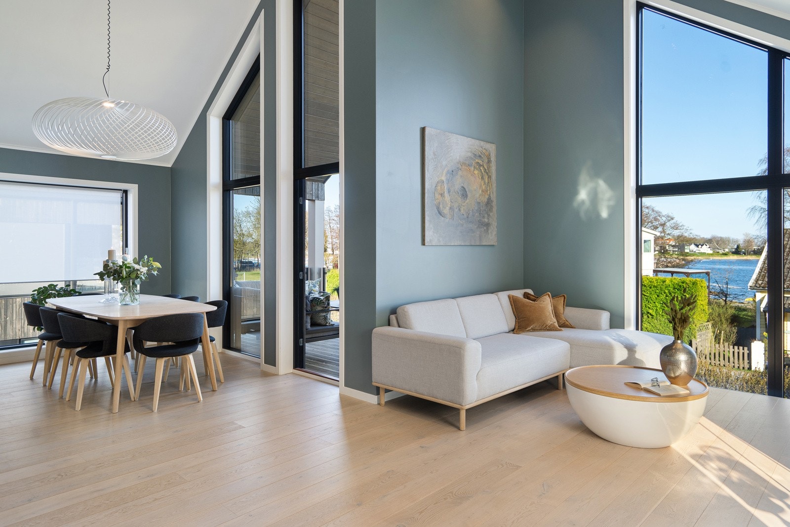 Utgang til solrik utskikts balkong Galleribilde