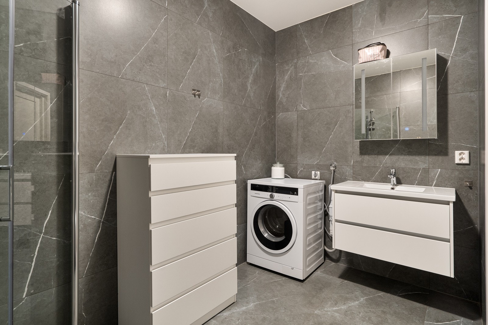 Hybel - Bad med opplegg for vaskemaskin Galleribilde