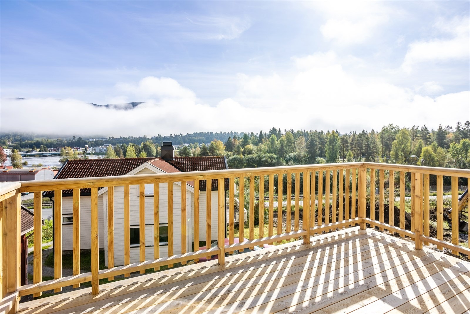 Fra stuen er det utgang til en solrik balkong på ca. 7 kvadratmeter. (Bilde fra naboleilighet) Galleribilde