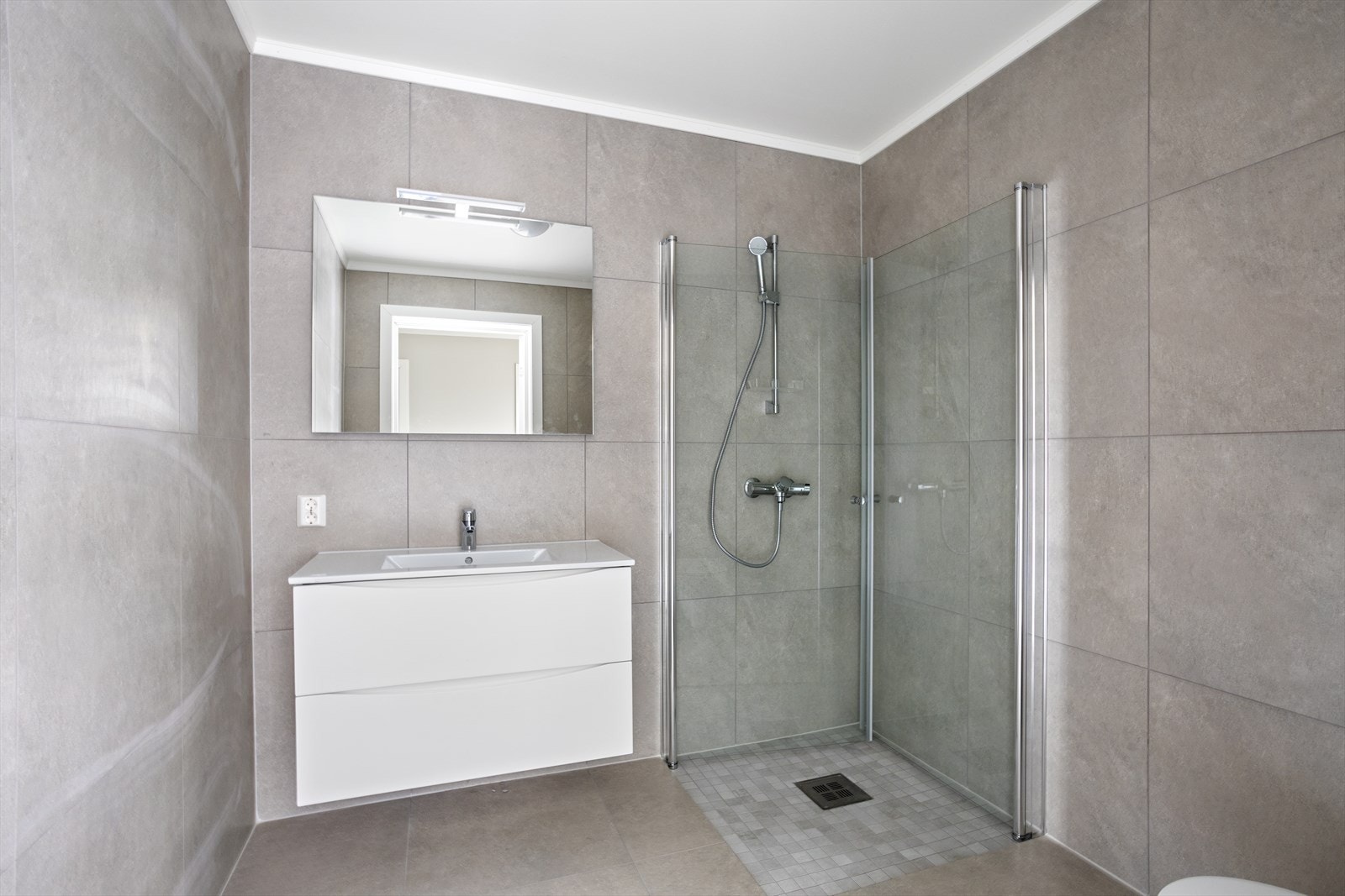 Innbydende baderom med fliser. (Bilde fra naboleilighet) Galleribilde