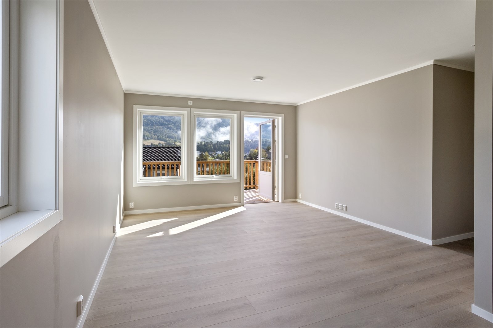 Ny og ubebodd leilighet med praktisk planløsning som inneholder entré, baderom, bod/vaskerom, stue/kjøkken og to soverom. Galleribilde