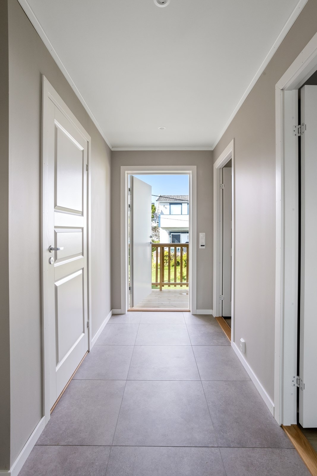 Det gulvvarme i gang, stue og baderom. (Bilde fra naboleilighet) Galleribilde