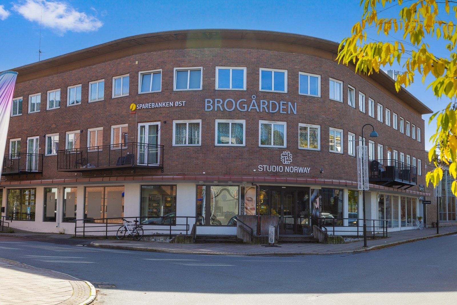 Nærsenteret i Vikersund ligger kun 4 minutter fra boligen og har flere butikker og servicetilbud. Galleribilde