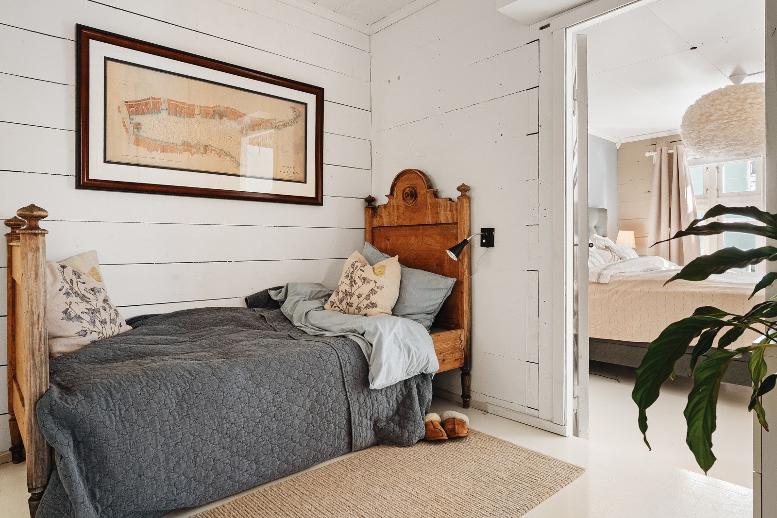 - Hovedsoverommet er tilknyttet et annet soverom som benyttes som garderobe og gjesterom - Galleribilde