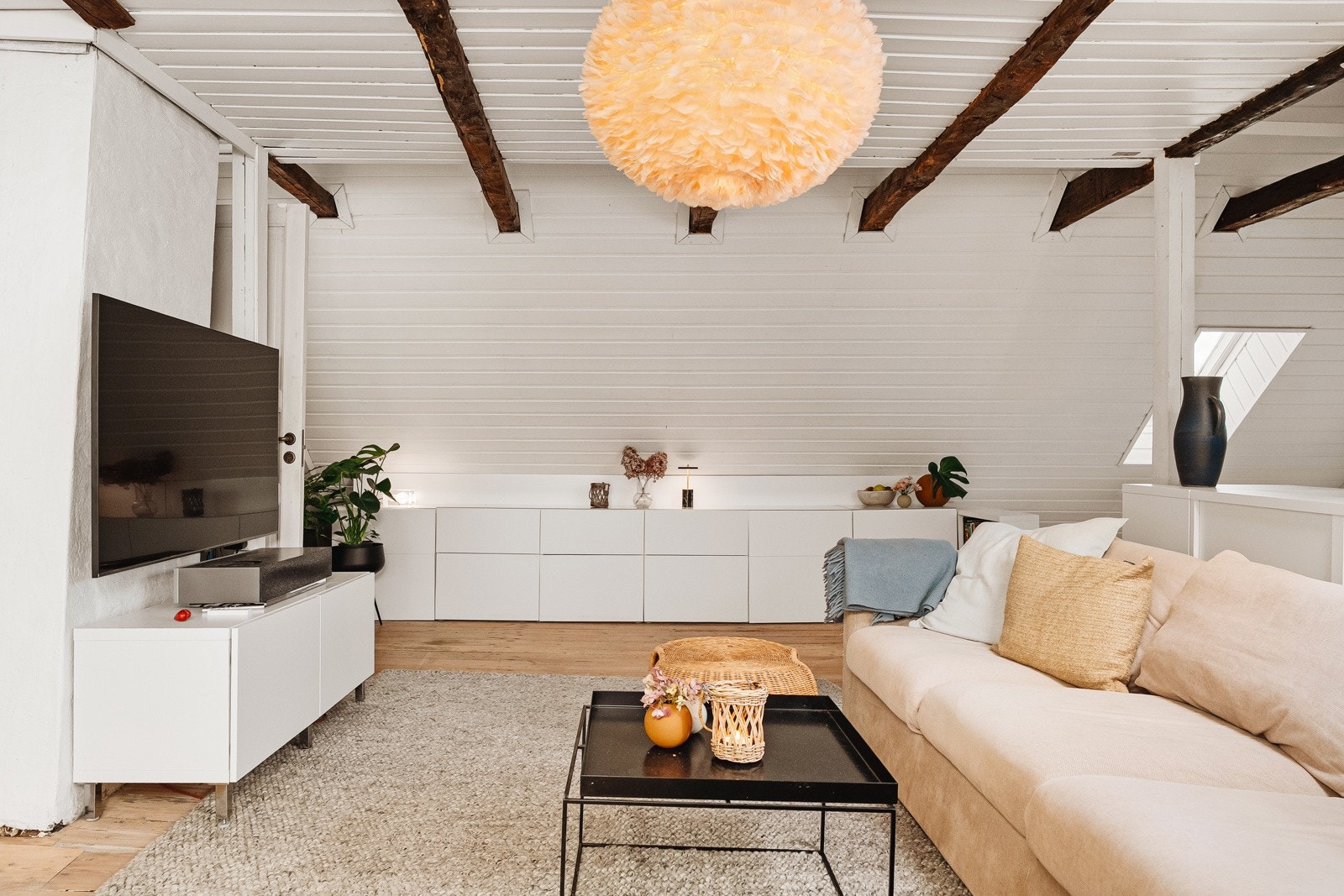 - De gamle gulvene, synlige tømmerveggene og den særegne romfølelsen gir huset karakter og varme - Galleribilde